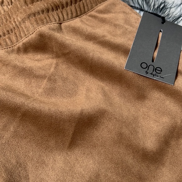 One by Chapter One, Plus Size Camel Colour Faux Suede/Velvet Jogger NWT, Size 1x - Picture 5 of 9